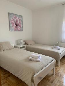 En eller flere senger på et rom på Apartman Loni , Belišće