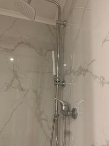 e bagno con doccia e parete in marmo. di Apartman Loni , Belišće a Belišće