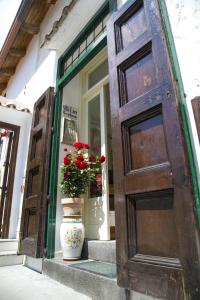 Η πρόσοψη ή η είσοδος του Villa Lara Hotel