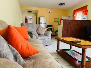 威廉斯塔德的住宿－Wondershell Curaçao，客厅配有两张沙发和一张桌子