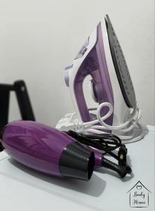 un teléfono púrpura y blanco con un bolígrafo en una mesa en Lindy Home en Burgas