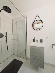 uma casa de banho com um chuveiro, um lavatório e um espelho. em Finca Es Verger em Esporles