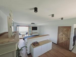 1 dormitorio con 1 cama y puerta en una habitación en Finca Es Verger, en Esporles