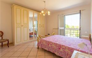 - une chambre avec un lit et une grande fenêtre dans l'établissement 2 Bedroom Cozy Home In Altopascio, à Altopascio