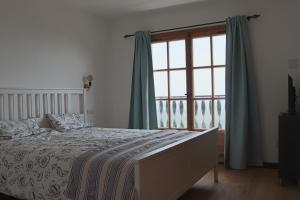 1 dormitorio con cama y ventana grande en Finca Es Verger, en Esporles