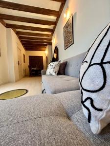 ein Wohnzimmer mit einem Sofa und einem Tisch in der Unterkunft Apartamento La Medina in Guadix