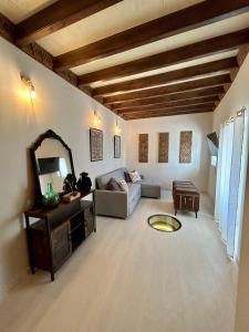a living room with a couch and a mirror at Apartamento La Medina in Guadix