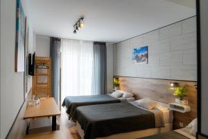 リョレート・デ・マルにあるHotel Ridomar 365のベッド2台と窓が備わるホテルルームです。