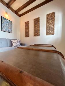 ein großer Tisch in einem Zimmer mit Sofa in der Unterkunft Apartamento La Medina in Guadix