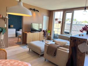 TV a/nebo společenská místnost v ubytování Koselig leilighet på Bystranden