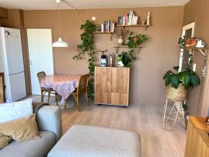 uma sala de estar com um sofá e uma mesa em Koselig leilighet på Bystranden em Kristiansand