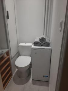 mała łazienka z toaletą i koszem na śmieci w obiekcie Apartament Komfortowy - w pełni wyposażony - SpaceApart w Jeleniej Górze