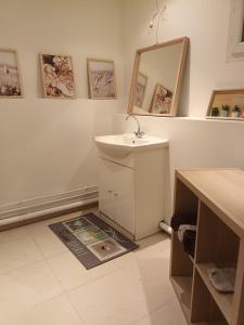 W łazience znajduje się umywalka i lustro. w obiekcie Location venelles w mieście Venelles