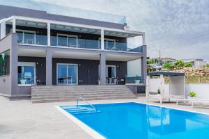 The swimming pool at or close to Villa La Perla