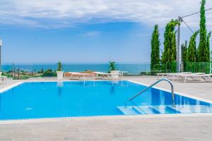 The swimming pool at or close to Villa La Perla