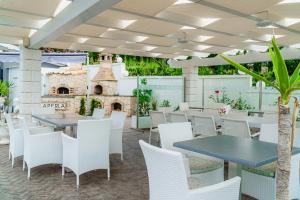 A restaurant or other place to eat at Villa La Perla