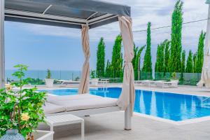 The swimming pool at or close to Villa La Perla