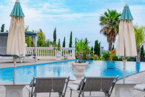 The swimming pool at or close to Villa La Perla