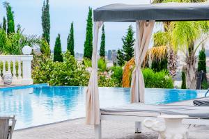 The swimming pool at or close to Villa La Perla