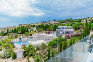 The swimming pool at or close to Villa La Perla
