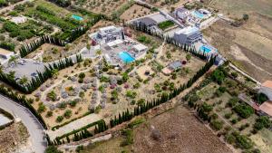 The swimming pool at or close to Villa La Perla