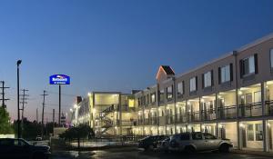 un edificio con coches estacionados en un estacionamiento en Baymont Inn and Suites by Wyndham Columbus / Near OSU, en Columbus