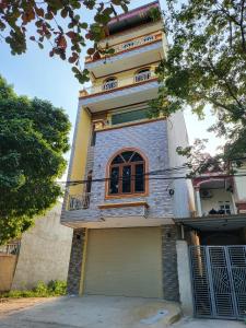 een hoog gebouw met een balkon erboven bij Tiny home 小角落 in Tam Ðảo