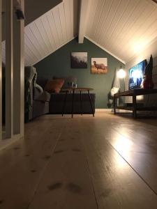 a living room with a couch and a table at Voss - Flott hytte i Bavallen in Skulestadmo +23 photos