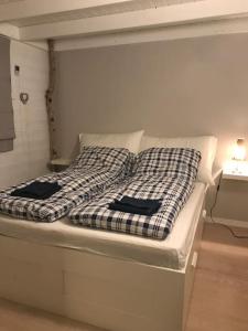 - un lit avec 2 oreillers dans l'établissement Voss - Flott hytte i Bavallen, à Skulestadmo