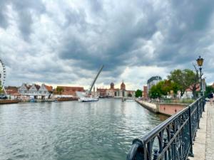 - Vistas al río desde un puente en MMRent Rose Room en Gdansk