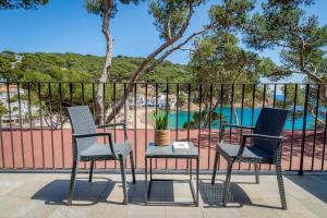 three chairs and a table on a patio with a fence at Hotel Hostalillo by Escampa Hotels in Tamariu