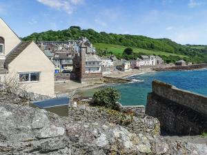 a town on the shore of a body of water at Wringford Farm Annexe in Cawsand
