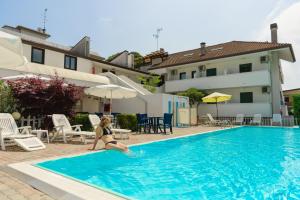 Bazén v ubytování Hotel Rosa Dei Venti nebo v jeho okolí