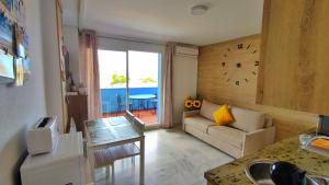 uma sala de estar com um sofá e uma mesa em Apartamento Paraíso em Roquetas de Mar