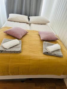 un letto con due cuscini e due asciugamani sopra di Apartment in Tromsø with sea and mountain view a Tromsø
