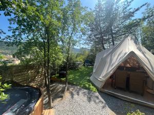 a tent in the yard with a backyard at Gîte Tipi avec sanitaires et Jacuzzi privatifs à Privas en Ardèche in Privas