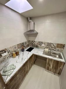 a kitchen with a sink and a stove at Apartamento La Medina in Guadix