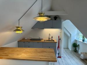 Kuchyň nebo kuchyňský kout v ubytování Loftlejlighed i centrum