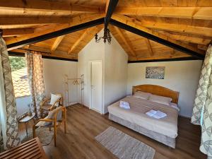1 dormitorio con cama y techo de madera en Chateau Orman 
