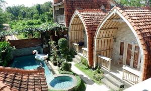 an aerial view of a backyard with a pool and a house at Wisnu Lumbung Uluwatu in Uluwatu