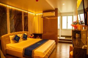 a bedroom with a large yellow bed in a room at Phuc Hotel in Cao Lãnh