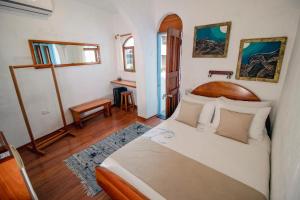 a bedroom with a bed and a desk in it at Hotel Casa Blanca in Puerto Baquerizo Moreno