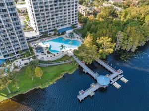 uma vista aérea de um resort com uma piscina em 2BR condo minutes to Disney Springs em Orlando