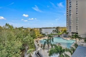 een luchtzicht op een resort met een zwembad bij 2BR condo minutes to Disney Springs in Orlando
