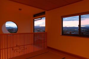 京都市にあるSanjoubou Sansou villaの窓2つが備わる客室で、市街の景色を望めます。
