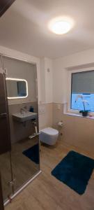 een badkamer met een toilet, een wastafel en een raam bij Neubau, moderne Haushälfte in Hamburg in Hamburg