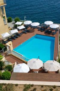 Bazén v ubytování Hotel Saint Christophe nebo v jeho okolí