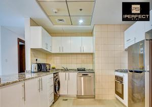 Kuchyň nebo kuchyňský kout v ubytování Modern Apartment By Your Perfect Stay Short Lets with balcony and MARINA VIEWS