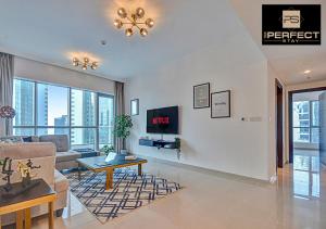 Posezení v ubytování Modern Apartment By Your Perfect Stay Short Lets with balcony and MARINA VIEWS