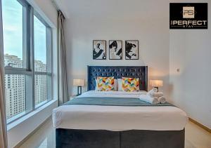 Postel nebo postele na pokoji v ubytování Modern Apartment By Your Perfect Stay Short Lets with balcony and MARINA VIEWS
